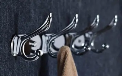Garderobe haken op de binnenkant van uw badkamerdeur plaatsen